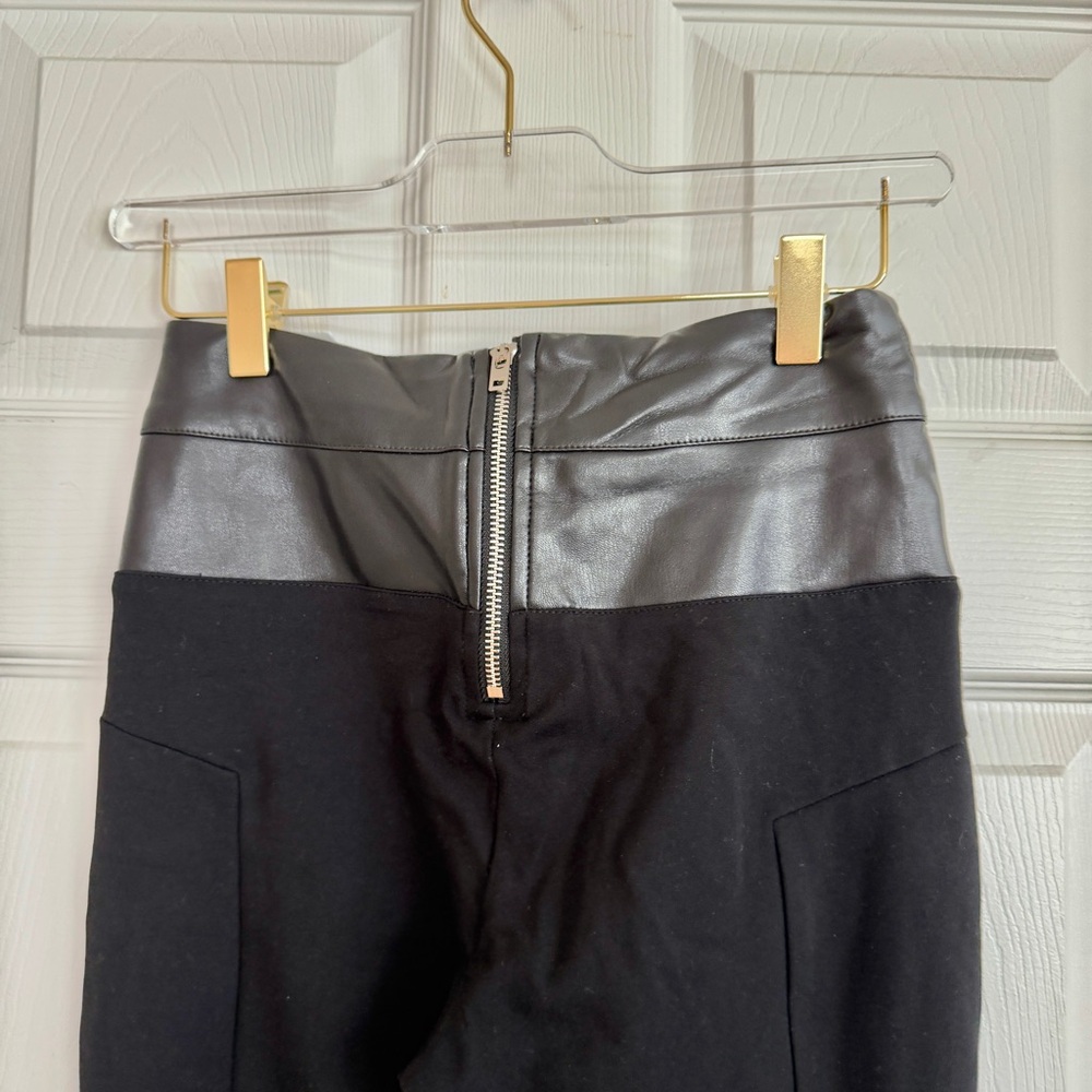 🖤 Bebe Super Curve Black Faux Leather Crossover V-Waistband Leggings - Picture 8 of 15